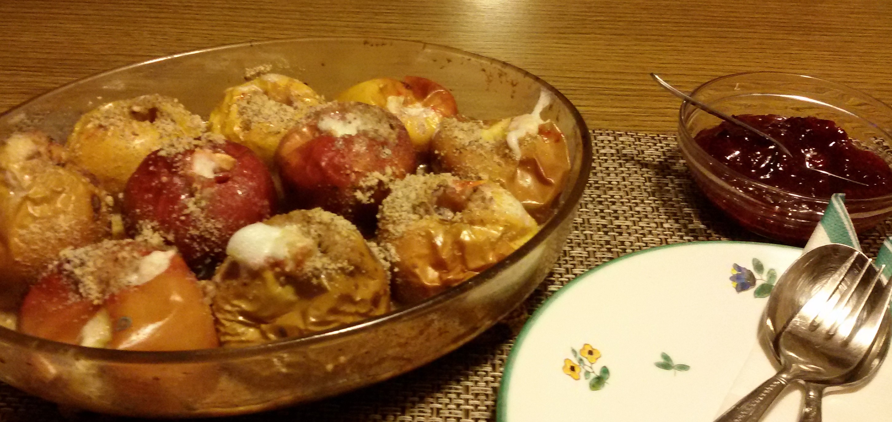 Bratäpfel mit Preiselbeeren