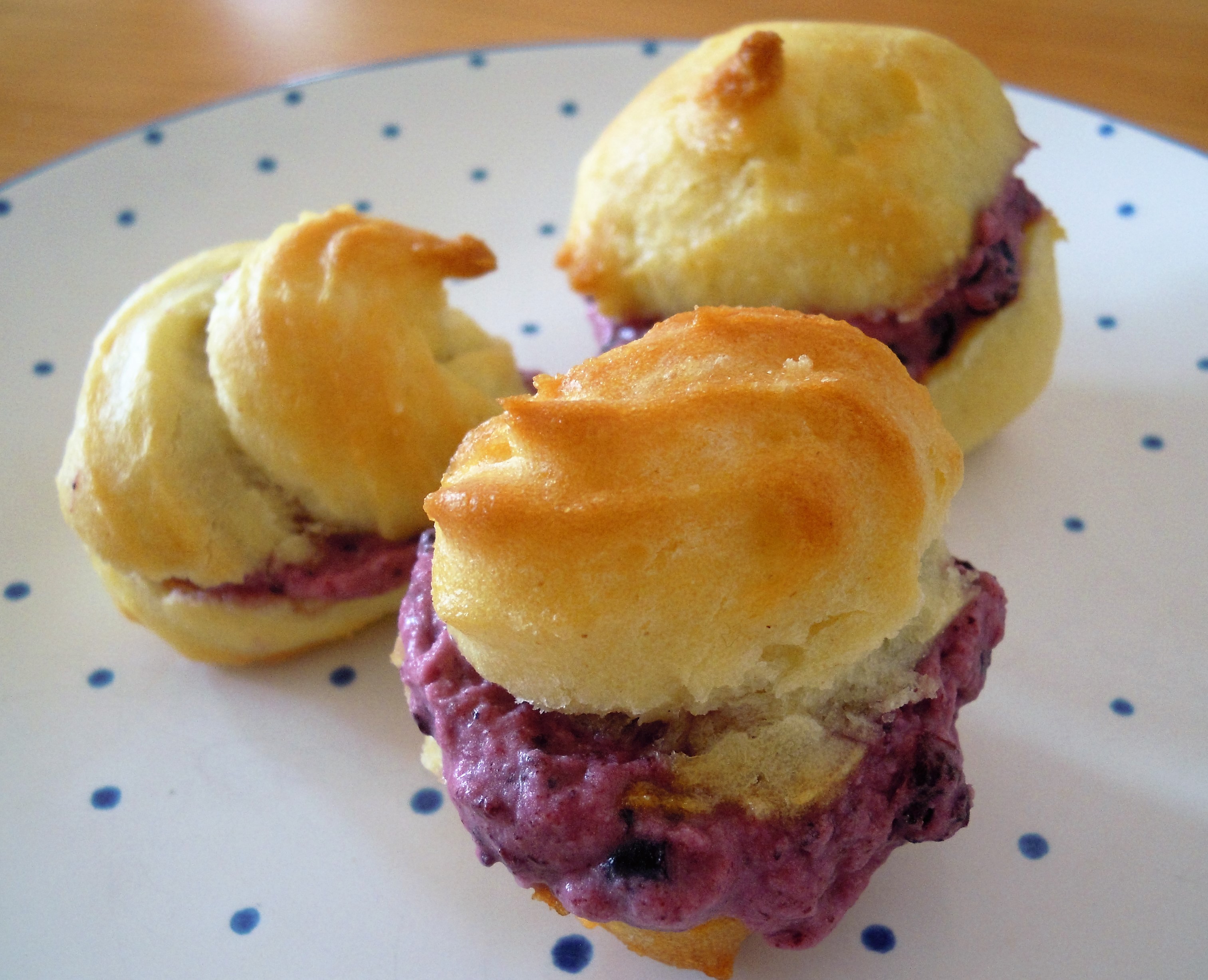 Brandteigkrapferl mit Fruchtfülle