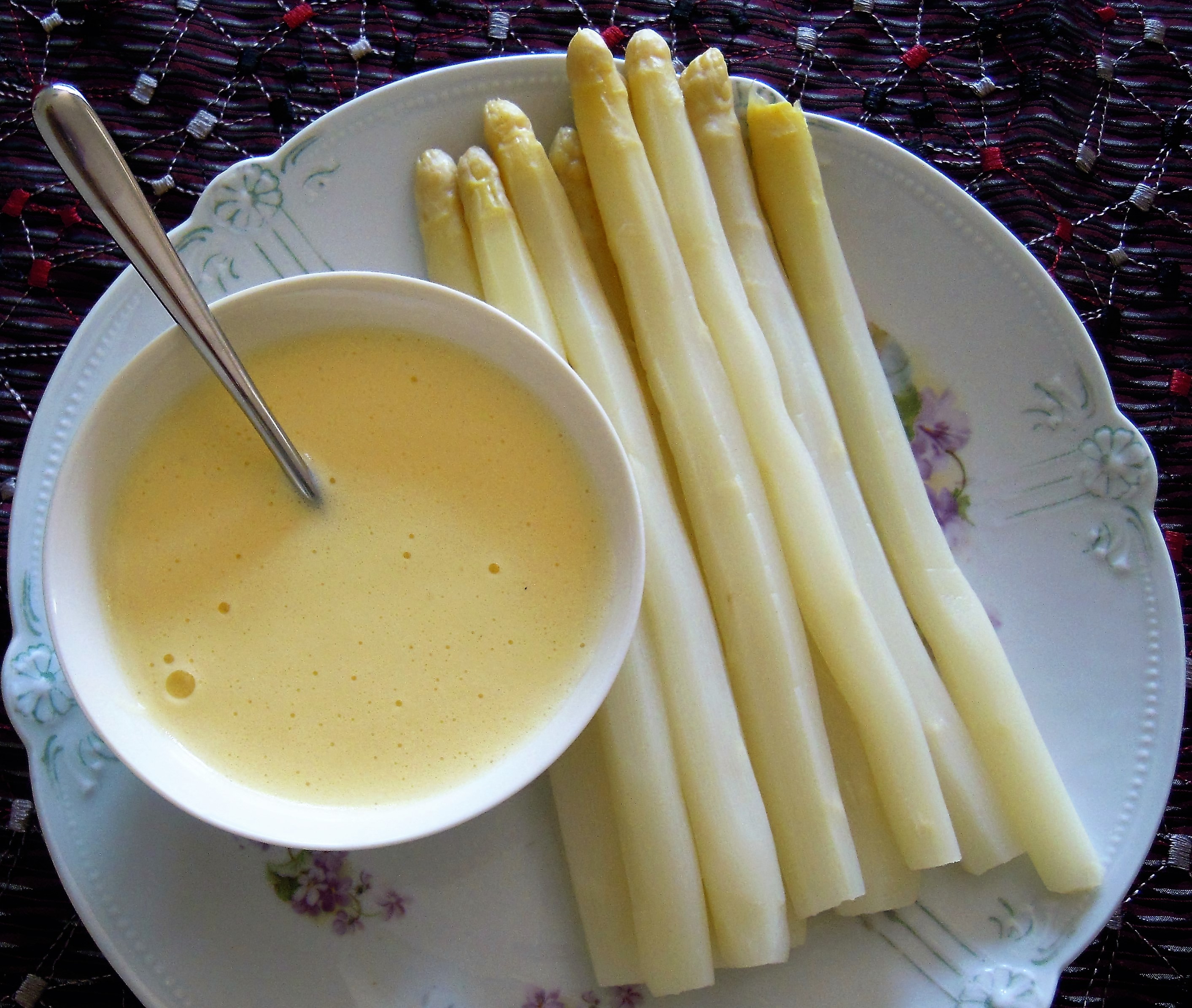 Spargel mit holländischer Soße