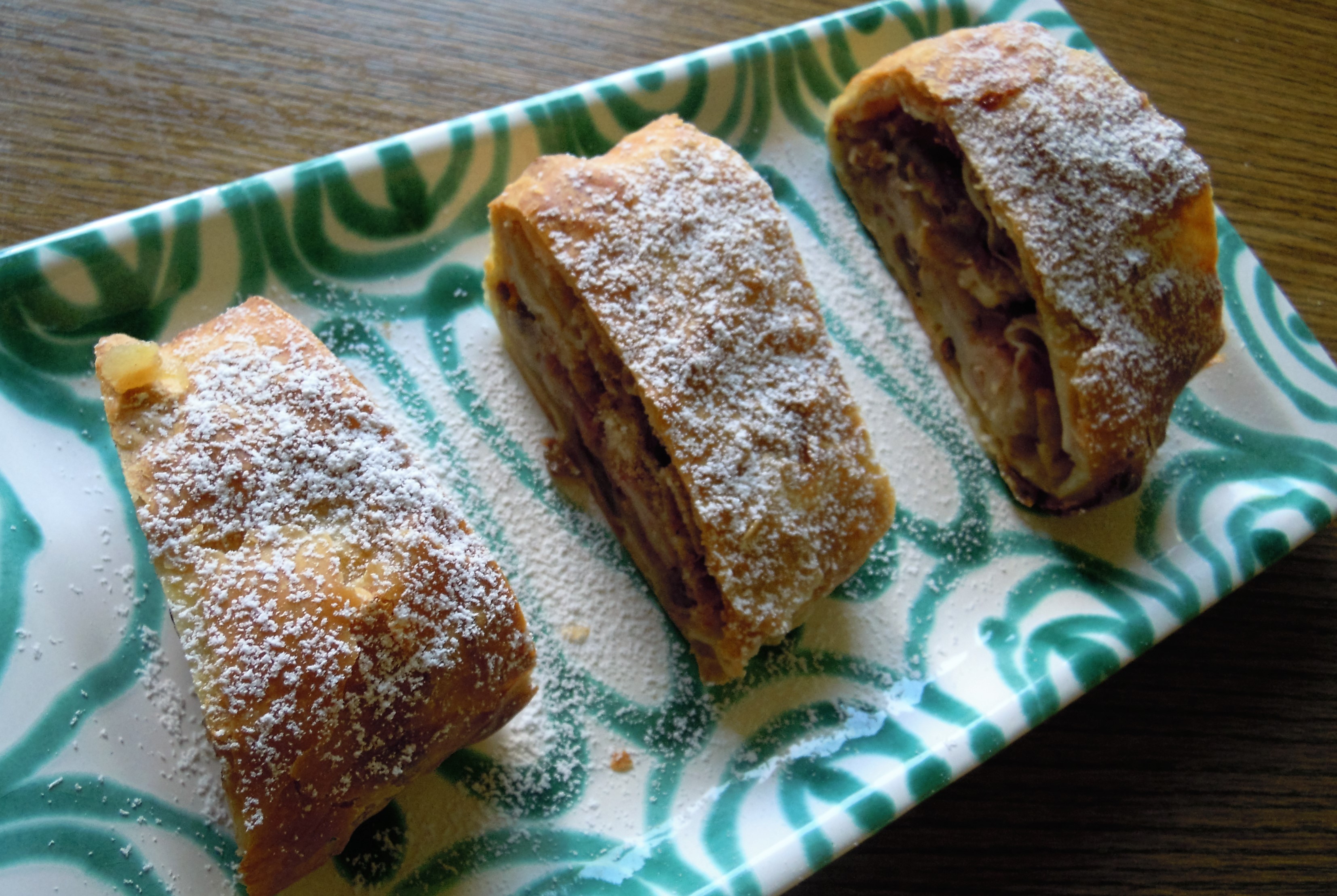 Ausgezogener Apfelstrudel